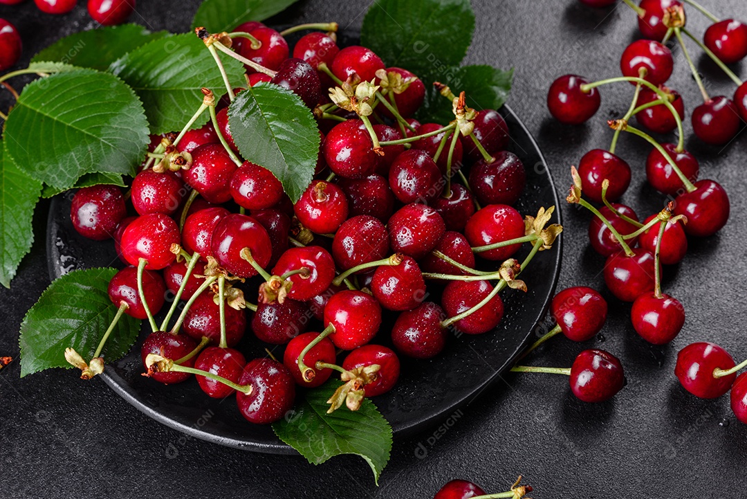 Grande coleção de cerejas vermelhas frescas. Fundo de cerejas maduras
