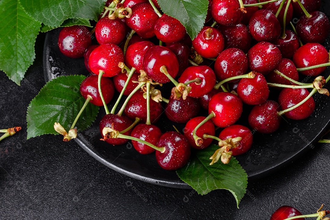 Grande coleção de cerejas vermelhas frescas. Fundo de cerejas maduras