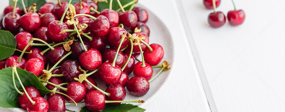 Grande coleção de cerejas vermelhas frescas. Fundo de cerejas maduras