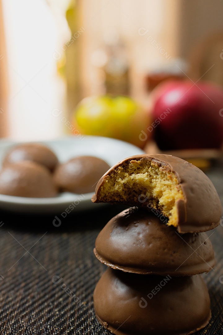 Biscoito de pão de mel, doce típico brasileiro com xícara de café