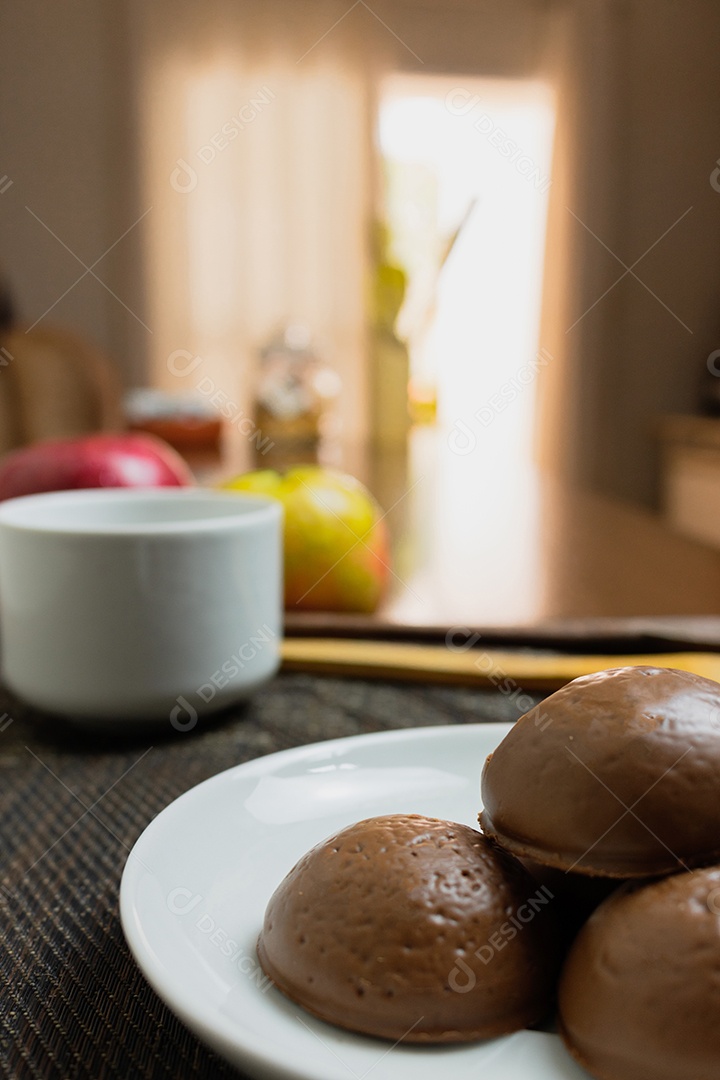 Biscoito de pão de mel, doce típico brasileiro com xícara de café