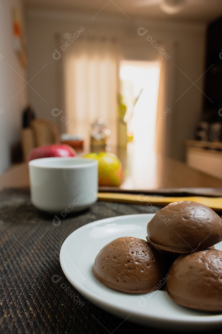 Biscoito de pão de mel, doce típico brasileiro com xícara de café