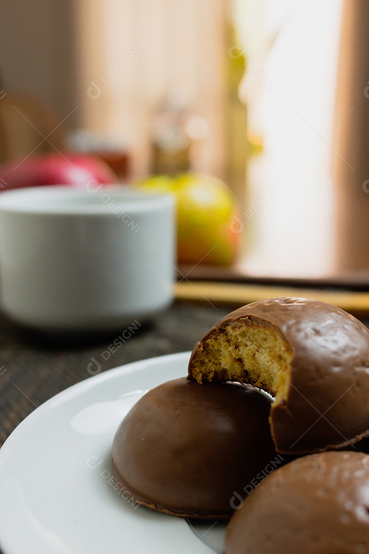 Biscoito de pão de mel, doce típico brasileiro com xícara de café