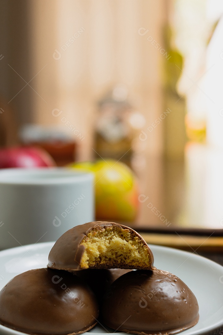 Biscoito de pão de mel, doce típico brasileiro com xícara de café