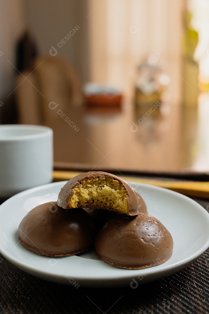 Biscoito de pão de mel, doce típico brasileiro com café