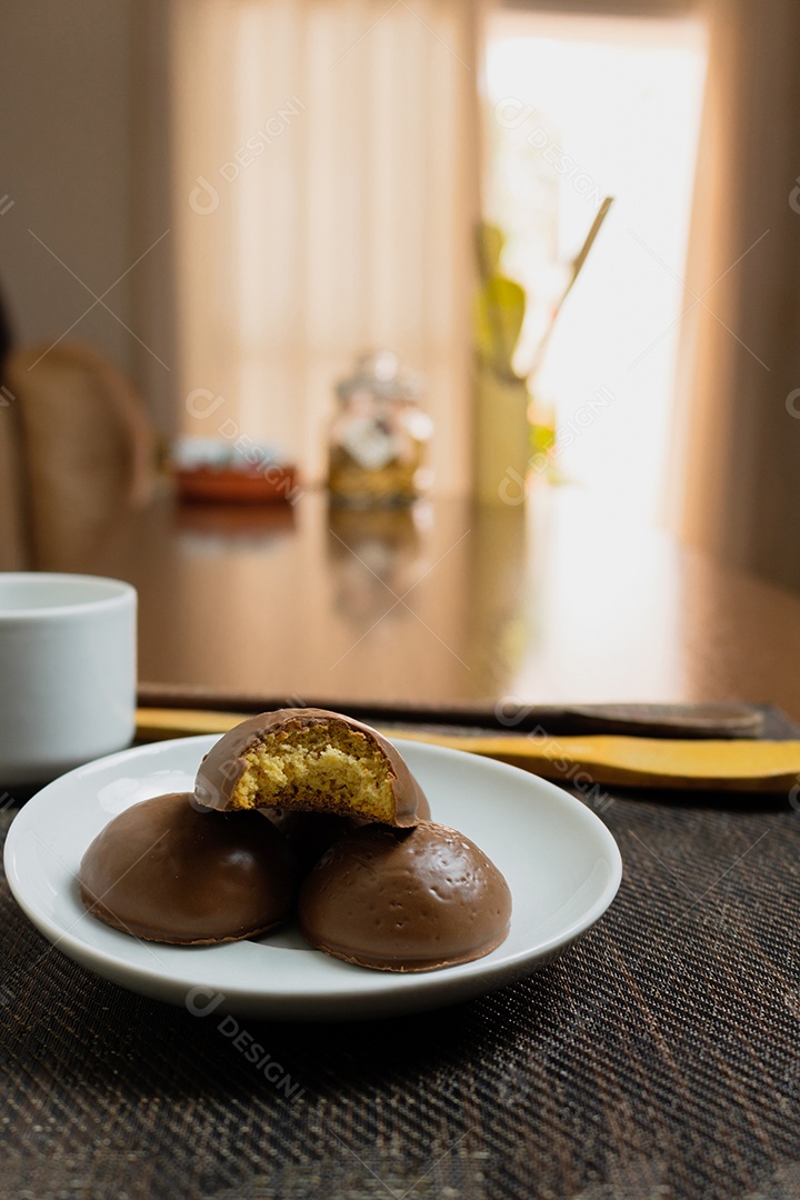 Biscoito de pão de mel, doce típico brasileiro com café