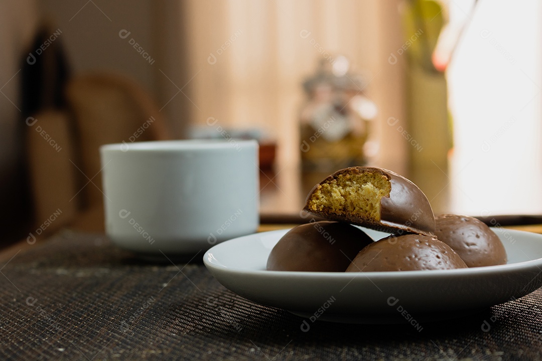 Biscoito de pão de mel, doce típico brasileiro com café
