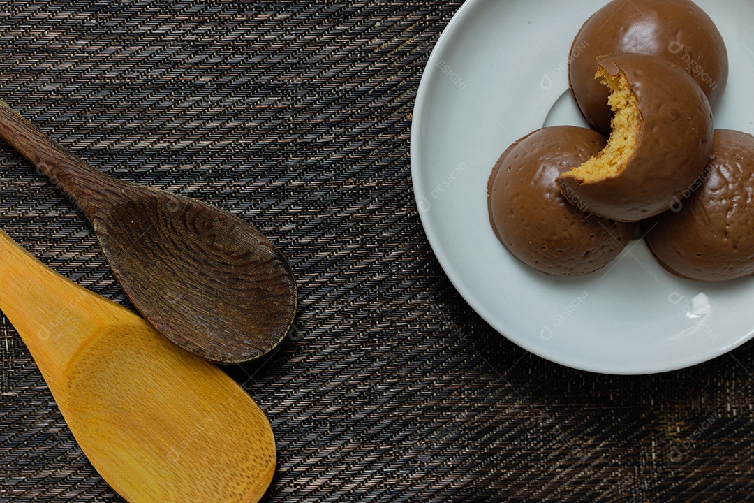 Biscoito de pão de mel, doce típico brasileiro com café