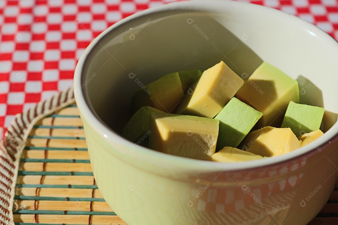 Imagem conceitual de abacate na panela na mesa de jantar