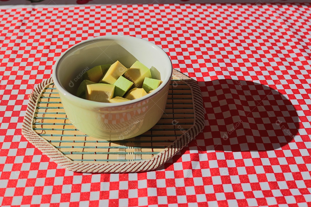 Abacate na mesa de jantar