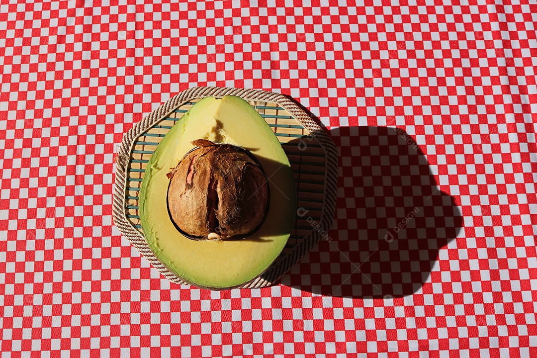 Abacate na mesa de jantar