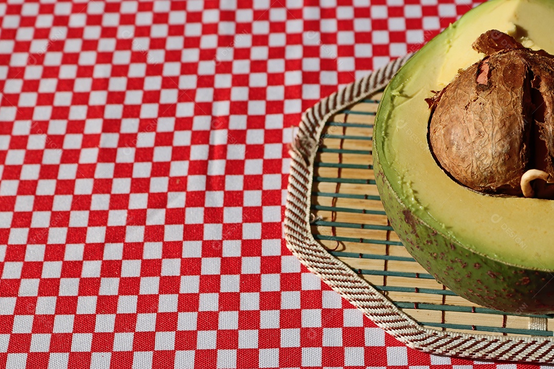 Abacate na mesa de jantar