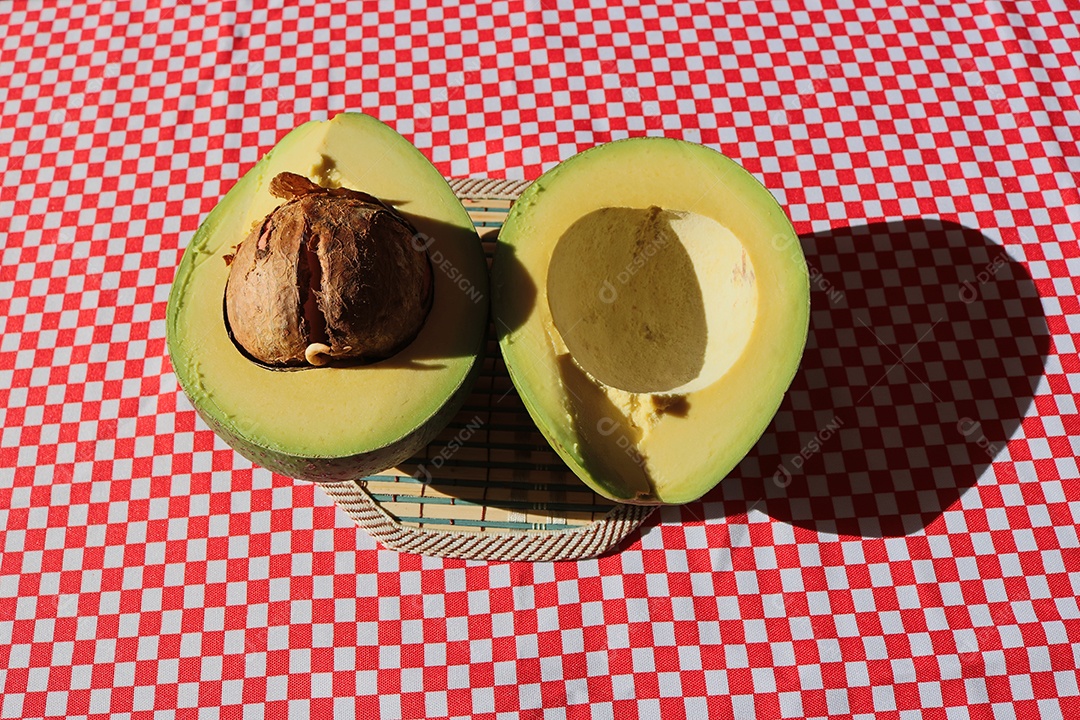 Abacate na mesa de jantar