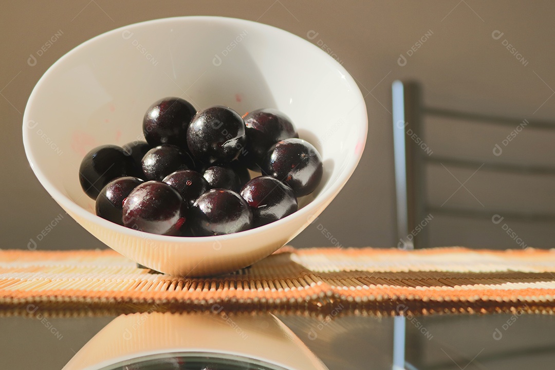 Fruta jabuticaba na mesa de jantar, famosa brasileira