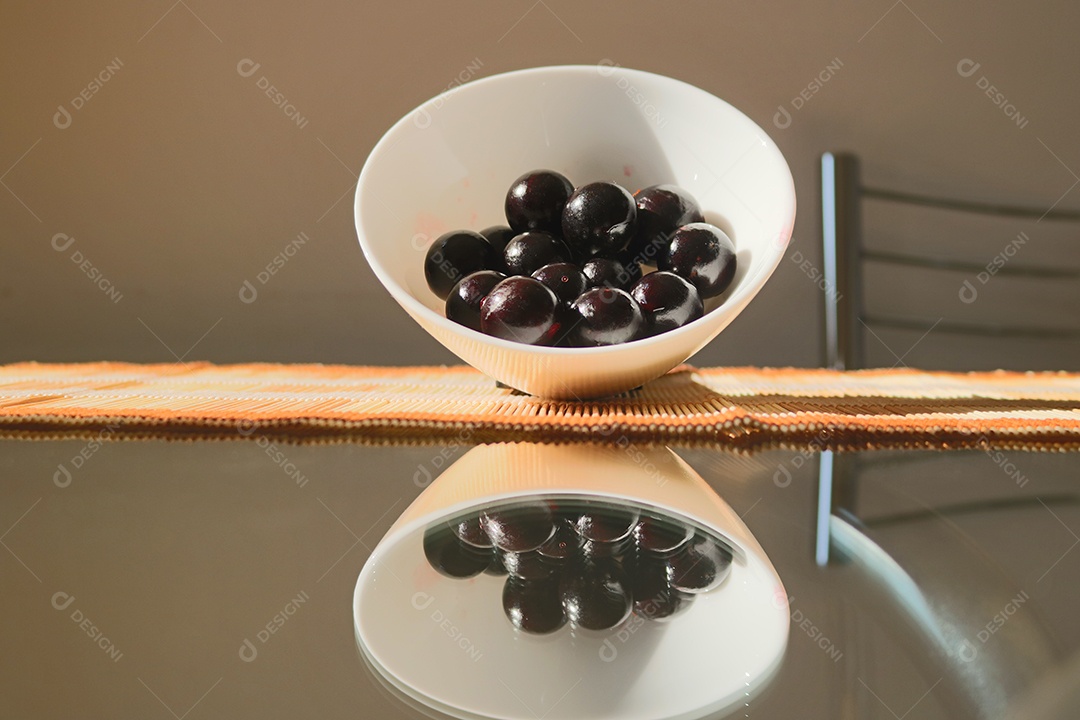 Fruta jabuticaba na mesa de jantar, famosa brasileira