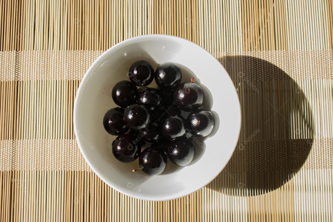 Fruta jabuticaba na mesa de jantar, famosa brasileira