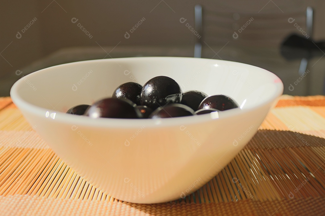 Fruta jabuticaba na mesa de jantar, famosa brasileira