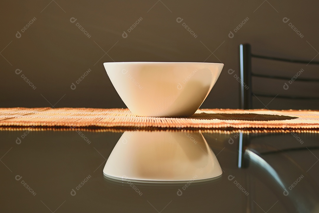 Fruta jabuticaba na mesa de jantar, famosa brasileira