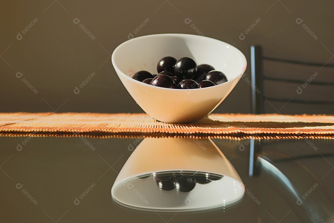 Fruta jabuticaba na mesa de jantar, famosa brasileira