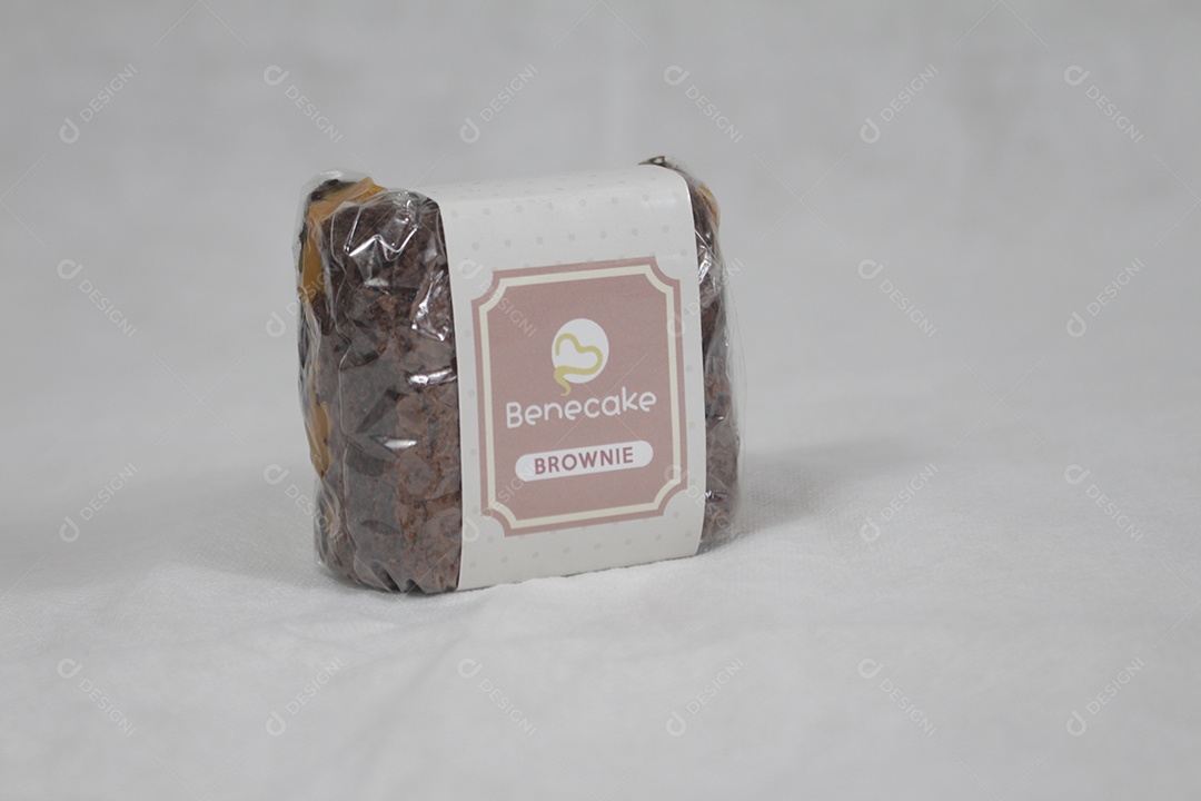 Delicioso brownie em fundo branco