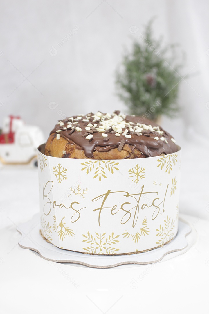 Delicioso panetone com cobertura de chocolate