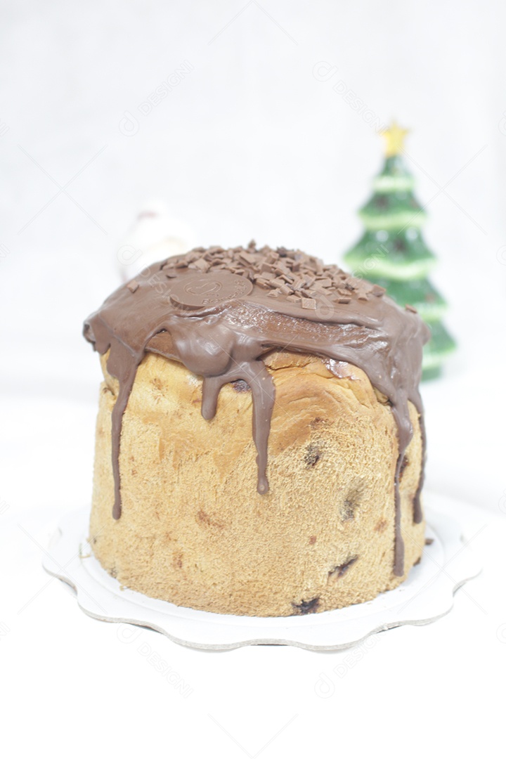 Delicioso panetone com cobertura de chocolate