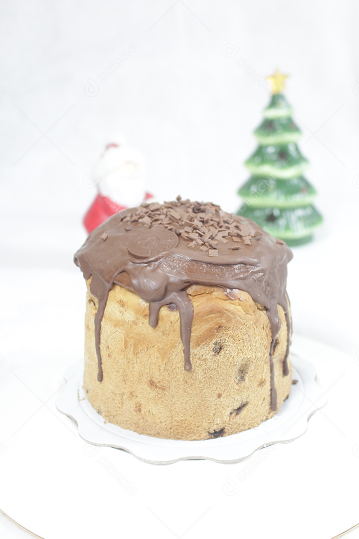 Delicioso panetone com cobertura de chocolate
