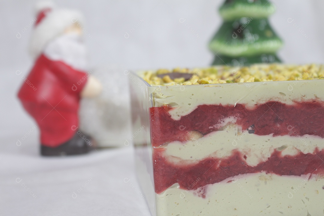 Delicioso panetone com cobertura de chocolate