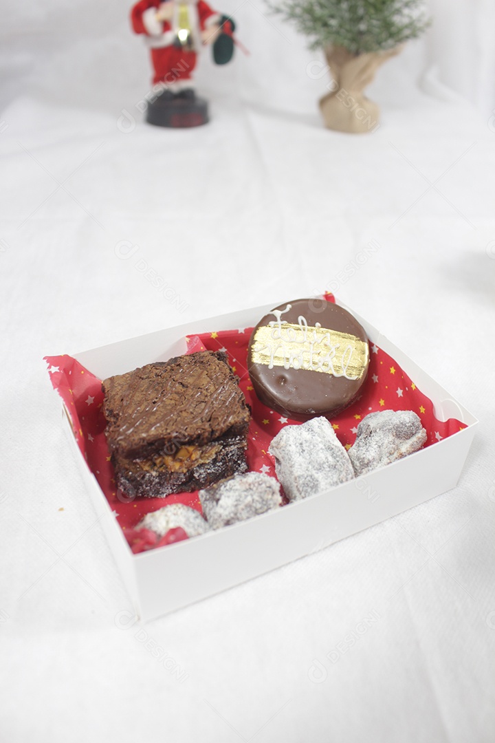 Deliciosa caixa de doces com pão de mel e brownie