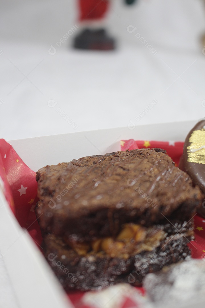 Deliciosa caixa de doces com pão de mel e brownie