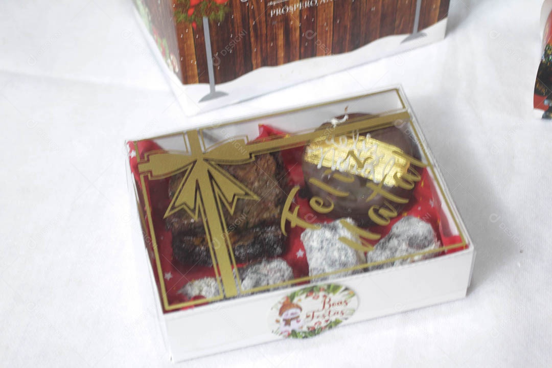 Deliciosa caixa de doces com pão de mel e brownie