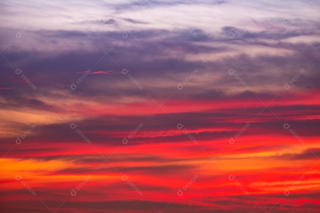 Nuvens douradas laranja  e luz solar no céu colorido azul perfeito