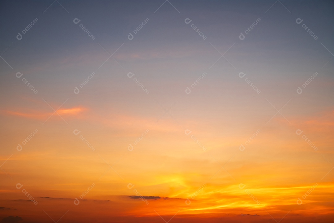 Nuvens douradas laranja e luz solar no céu