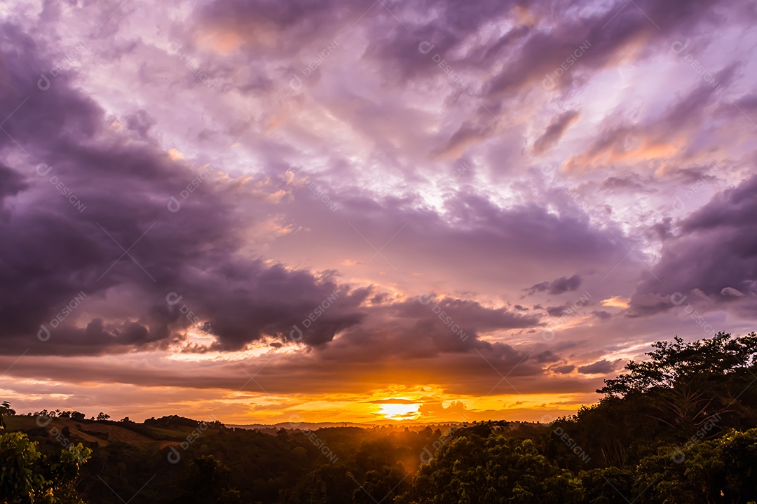 Lindo céu e nuvens durante o crepúsculo. Pôr do sol.