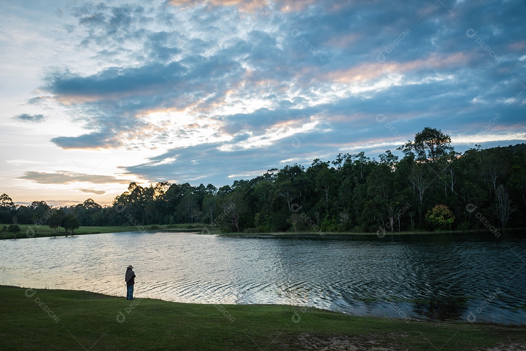 Paisagem do pôr do sol do céu e reflexo da água