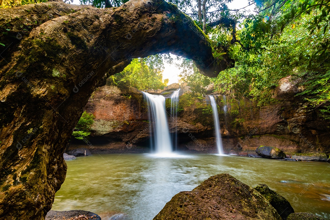 Linda cachoeira Haew Suwat no Parque Nacional Khao Yai Tailândia