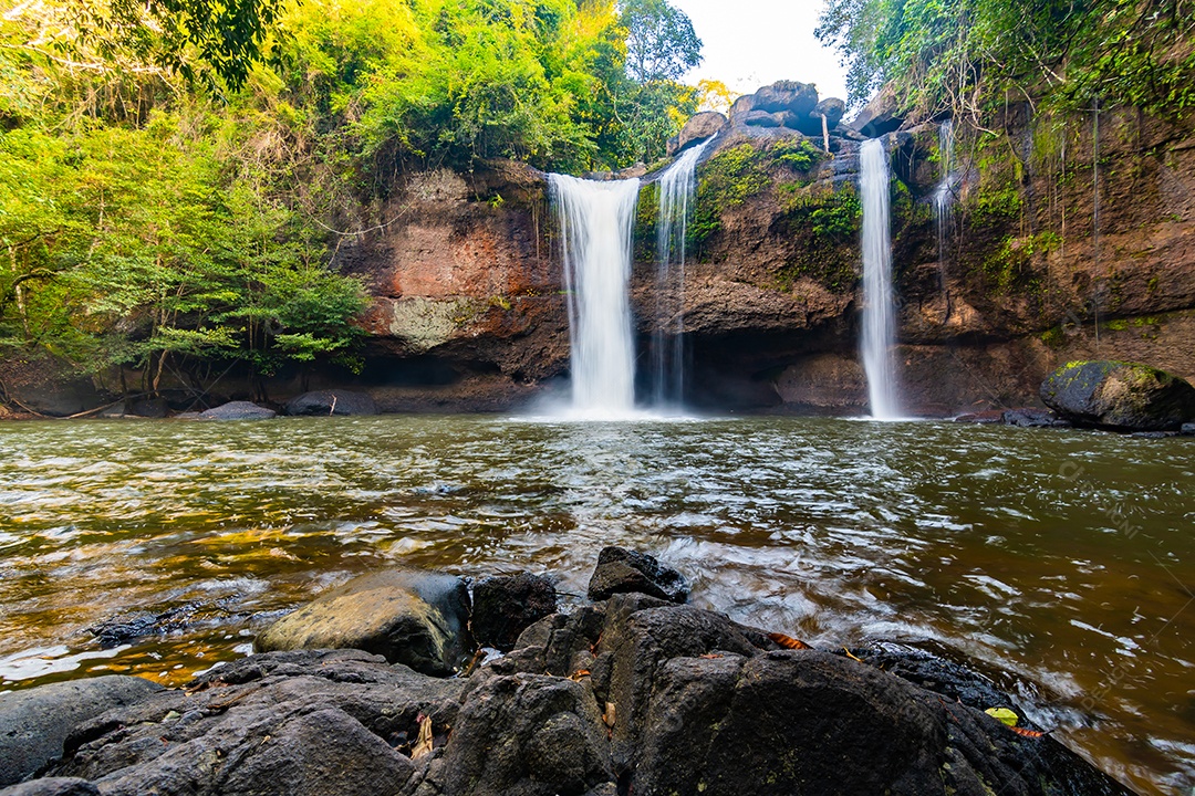 Linda cachoeira Haew Suwat no Parque Nacional Khao Yai Tailândia