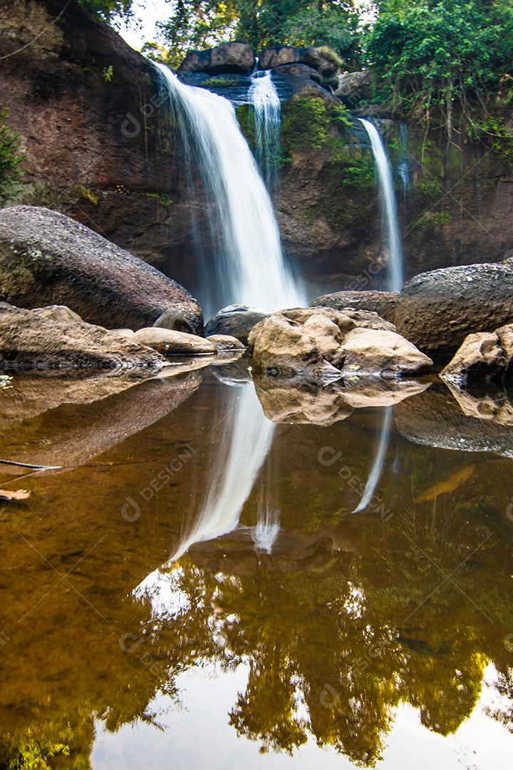 Linda cachoeira Haew Suwat no Parque Nacional Khao Yai Tailândia