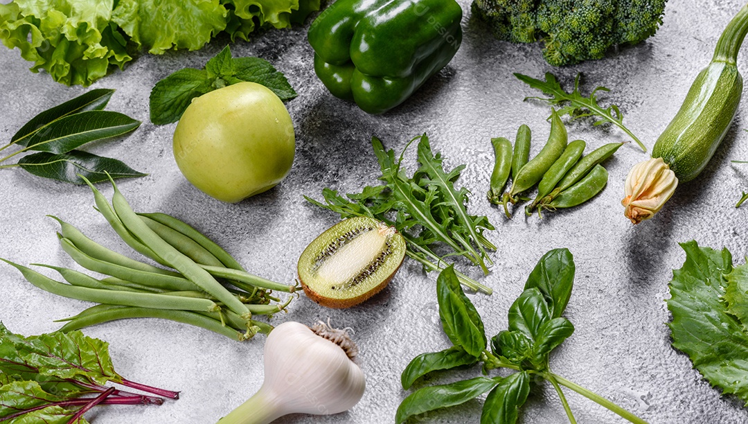Série plana de vegetais variados em tons verdes, produtos crus orgânicos frescos