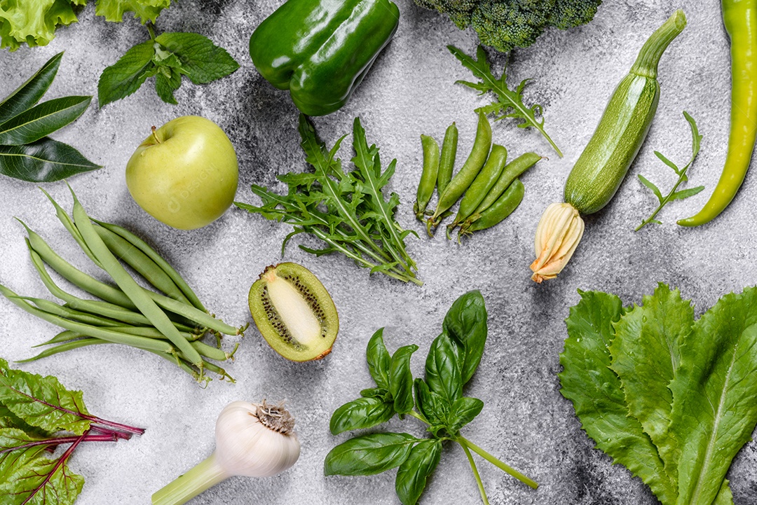 Série plana de vegetais variados em tons verdes, produtos crus orgânicos frescos