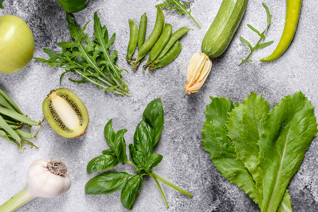 Série plana de vegetais variados em tons verdes, produtos crus orgânicos frescos