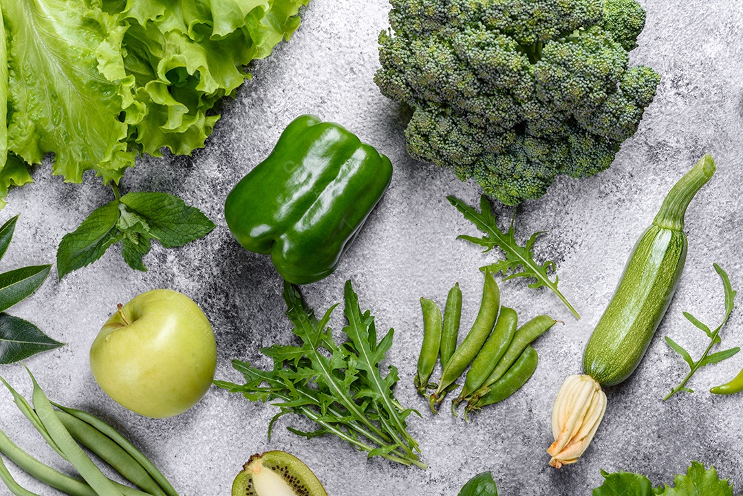 Série plana de vegetais variados em tons verdes, produtos crus orgânicos frescos