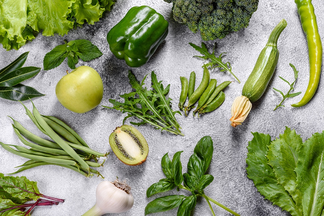 Série plana de vegetais variados em tons verdes, produtos crus orgânicos frescos