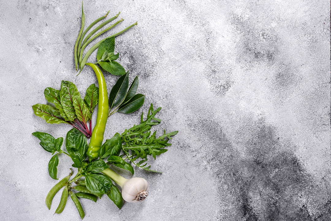 Série plana de vegetais variados em tons verdes, produtos crus orgânicos frescos