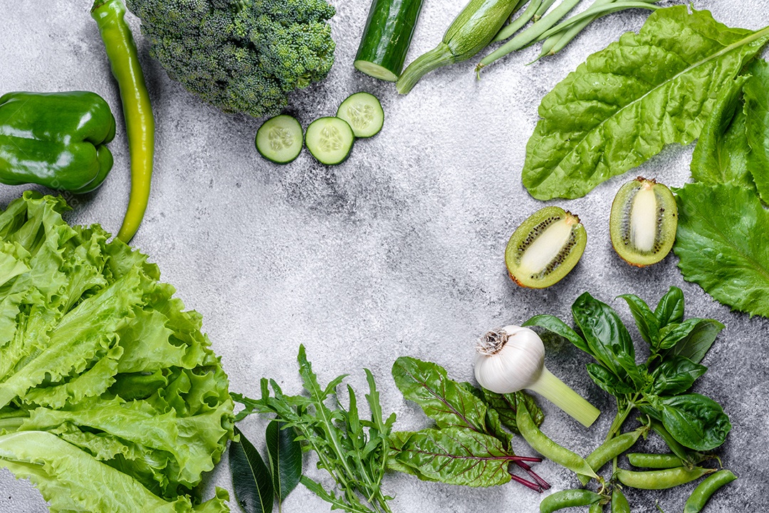 Série plana de vegetais variados em tons verdes, produtos crus orgânicos frescos