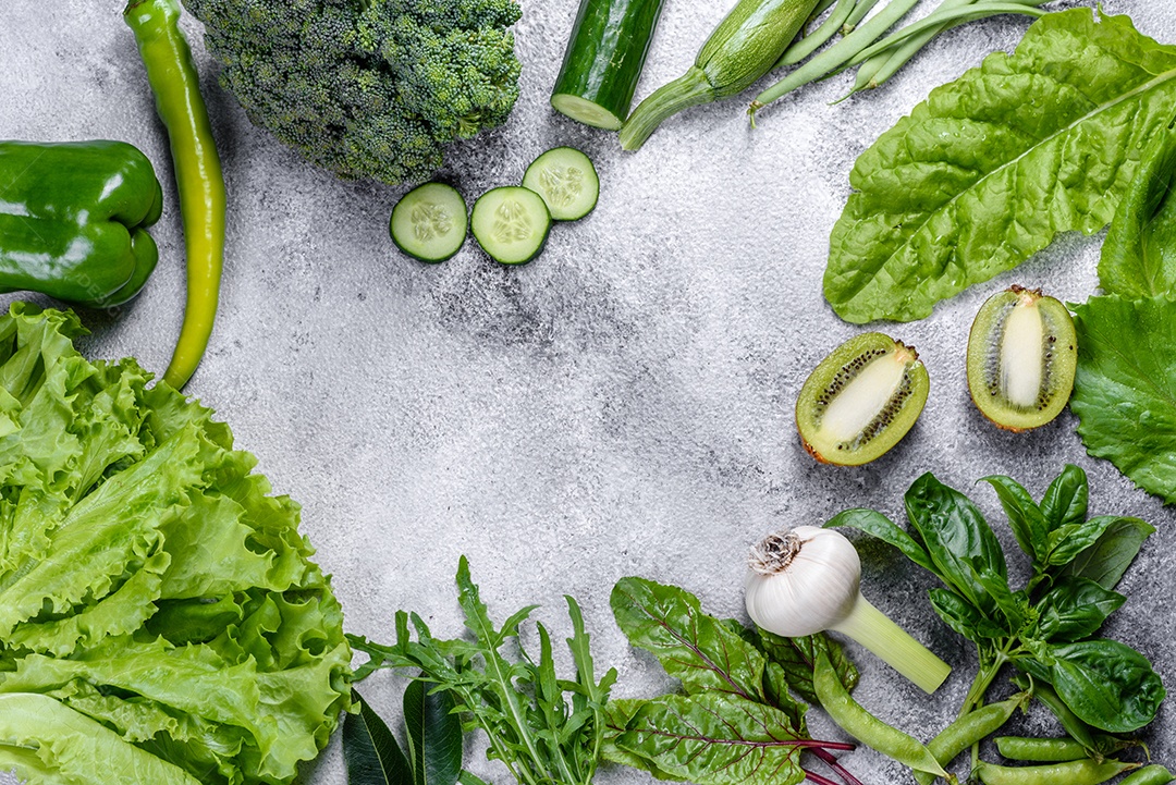 Série plana de vegetais variados em tons verdes, produtos crus orgânicos frescos