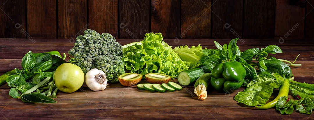 Série plana de vegetais variados em tons verdes, produtos crus orgânicos frescos