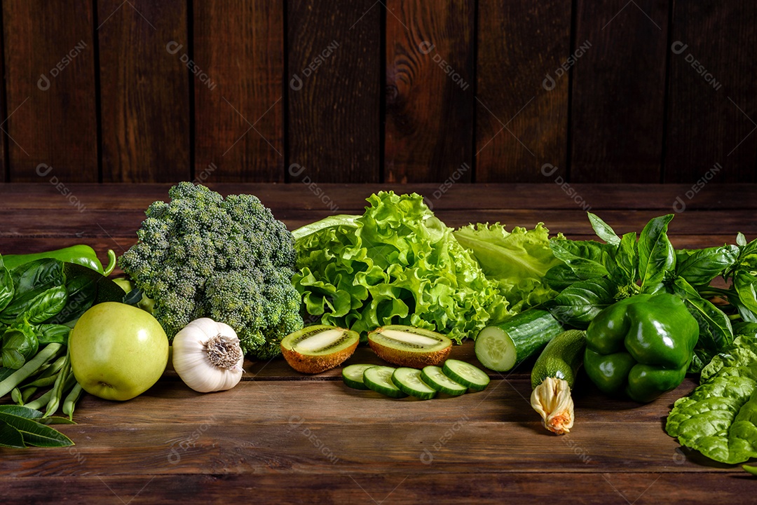 Série plana de vegetais variados em tons verdes, produtos crus orgânicos frescos