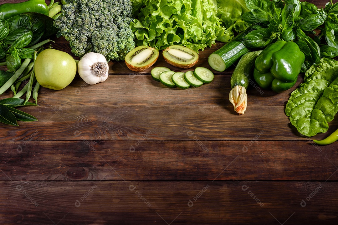 Série plana de vegetais variados em tons verdes, produtos crus orgânicos frescos