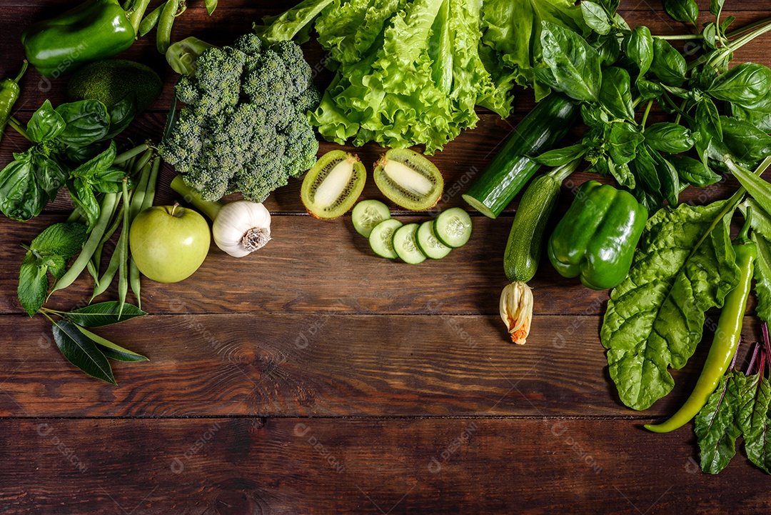 Série plana de vegetais variados em tons verdes, produtos crus orgânicos frescos